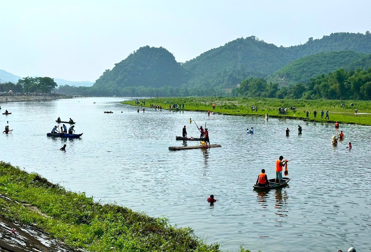 Cả nghìn người mang chài lưới ra sông thi bắt cá ảnh 9