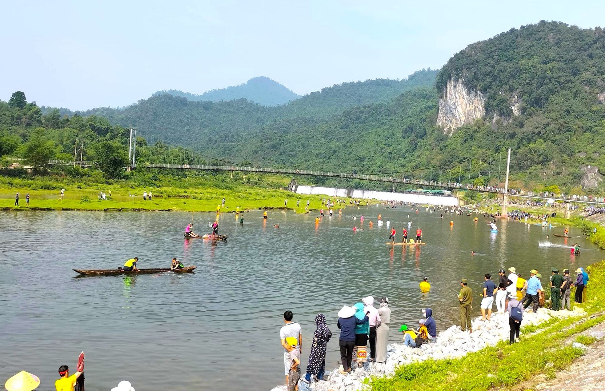 Cả nghìn người mang chài lưới ra sông thi bắt cá ảnh 11