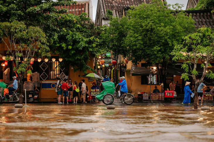 Khách du lịch tham quan trên các phố đi bộ dần nhấn chìm trong nước lũ - Ảnh: DUY HẬU