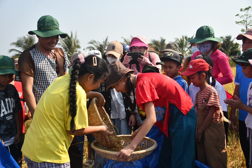 "Trước đ&acirc;y em chỉ biết đến sản xuất n&ocirc;ng nghiệp qua s&aacute;ch vở, b&acirc;y giờ c&oacute; dịp tham gia Lễ hội Ng&agrave;y m&ugrave;a mới cảm nhận được sự vất vả của người n&ocirc;ng d&acirc;n v&agrave; th&ecirc;m qu&yacute; trọng những hạt l&uacute;a, hạt gạo"- em Nguyễn L&acirc;m H&acirc;n (học sinh lớp 5A, trường Tiểu học Đức T&acirc;n) cho hay.