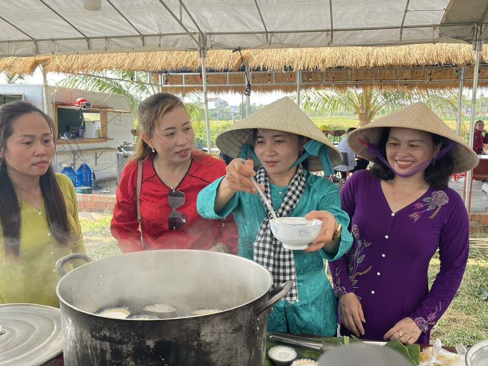 Du kh&aacute;ch h&agrave;o hứng trải nghiệm l&agrave;m b&aacute;nh.