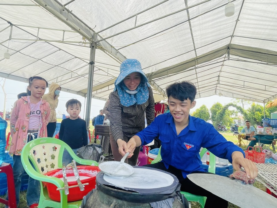 B&ecirc;n cạnh thu hoạch l&uacute;a, trong khu&ocirc;n khổ lễ hội c&oacute; nhiều hoạt động kh&aacute;c như tr&ograve; chơi d&acirc;n gian, l&agrave;m c&aacute;c m&oacute;n b&aacute;nh d&acirc;n d&atilde; từ gạo: b&aacute;nh tr&aacute;ng, b&aacute;nh b&egrave;o, b&aacute;nh x&egrave;o...