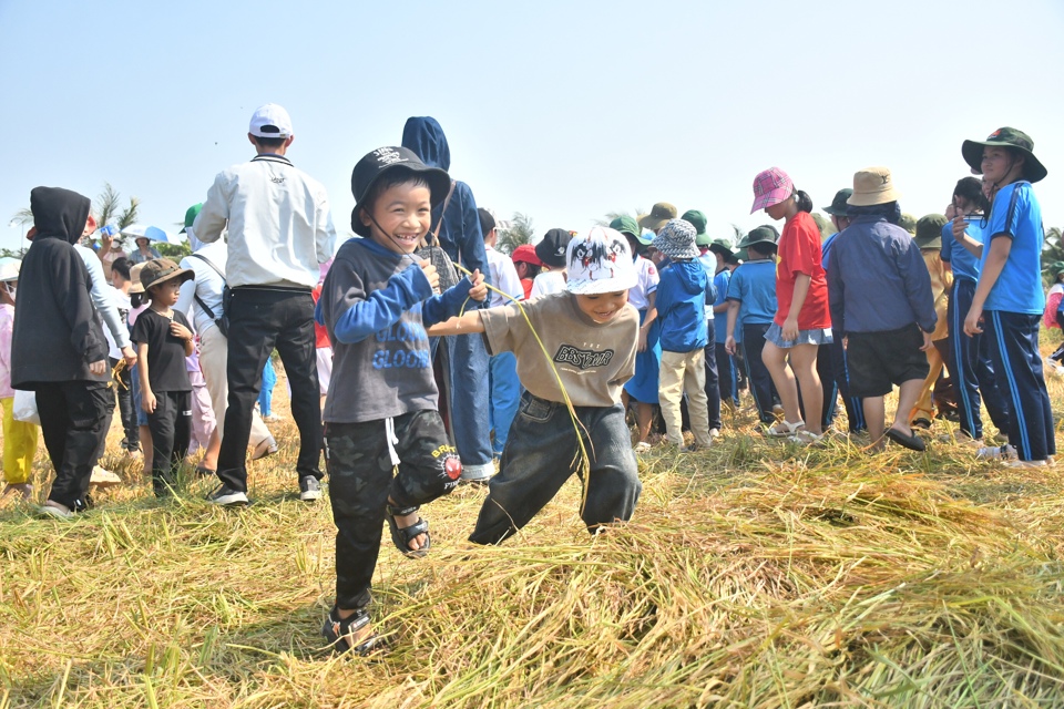 Theo ch&iacute;nh quyền địa phương, Lễ hội Ng&agrave;y m&ugrave;a t&ocirc;n vinh l&uacute;a nước hướng tới sẽ tổ chức h&agrave;ng năm nhằm tạo sản phẩm du lịch đặc trưng của địa phương, từng bước ph&aacute;t huy m&ocirc; h&igrave;nh du lịch cộng đồng.