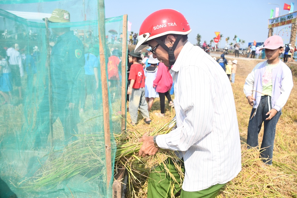 "Lễ hội Ng&agrave;y m&ugrave;a l&agrave; nơi hội tụ c&aacute;c hoạt động t&ocirc;n vinh tinh hoa văn h&oacute;a l&uacute;a nước v&agrave; c&aacute;c hoạt động trải nghiệm vui chơi mang đậm bản sắc đồng qu&ecirc;&rdquo;- Ph&oacute; Chủ tịch UBND x&atilde; Đức T&acirc;n Trần L&ecirc; Vương Vũ chia sẻ.