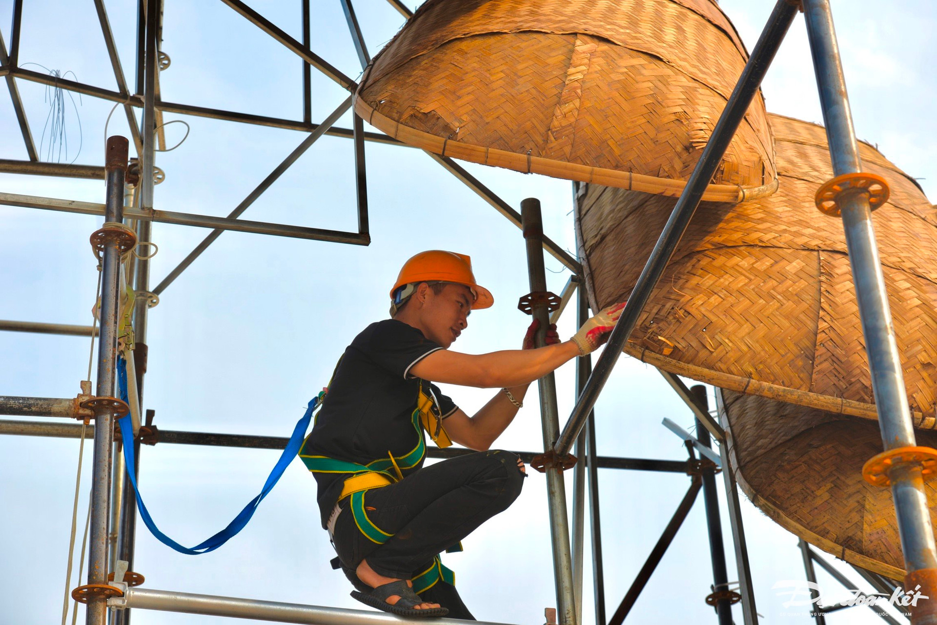 Phần vảy rồng được làm bằng hơn 100 chiếc mủng kết nối với nhau và gắn vào bộ khung của rồng.