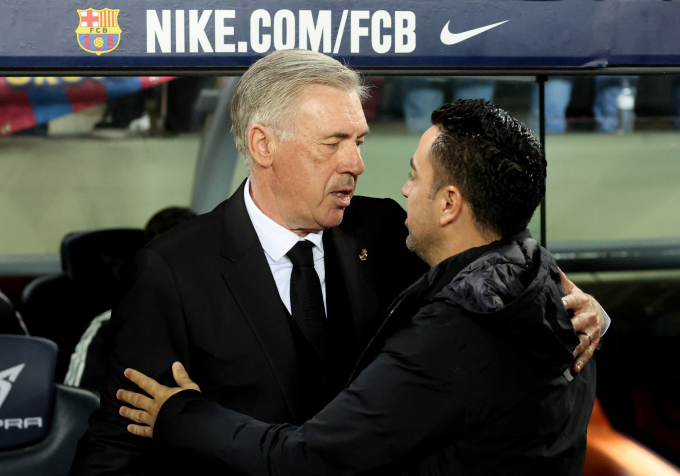 HLV Ancelotti chào hỏi đồng nghiệp Xavi trước trận Barca - Real Madrid ở La Liga trên sân Camp Nou, Barcelona ngày 19/3/2023. Ảnh: Reuters.