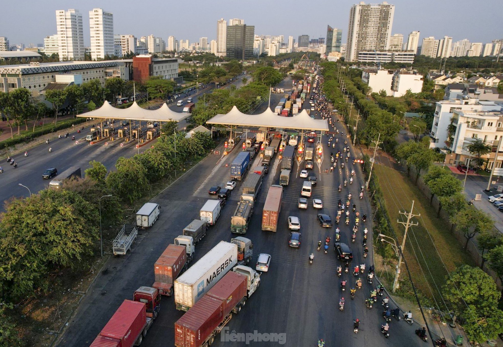 Vật vã đến 'nghẹt thở' khi di chuyển tại 2 nút giao lớn nhất TPHCM ảnh 11