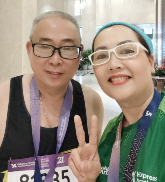 Vợ chồng ông Tâm chụp selfie sau giải chạy VnExpress Marathon Huế hồi năm ngoái. Ảnh: NVCC