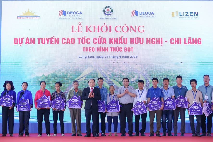 Thủ tướng Phạm Minh Ch&iacute;nh v&agrave; l&atilde;nh đạo tỉnh Lạng Sơn trao qu&agrave; tặng của Ban vận động Quỹ "V&igrave; người ngh&egrave;o" tỉnh Lạng Sơn hỗ trợ cho 30 hộ d&acirc;n trong v&ugrave;ng dự &aacute;n tr&ecirc;n địa b&agrave;n. Ảnh: VGP/Nhật Bắc