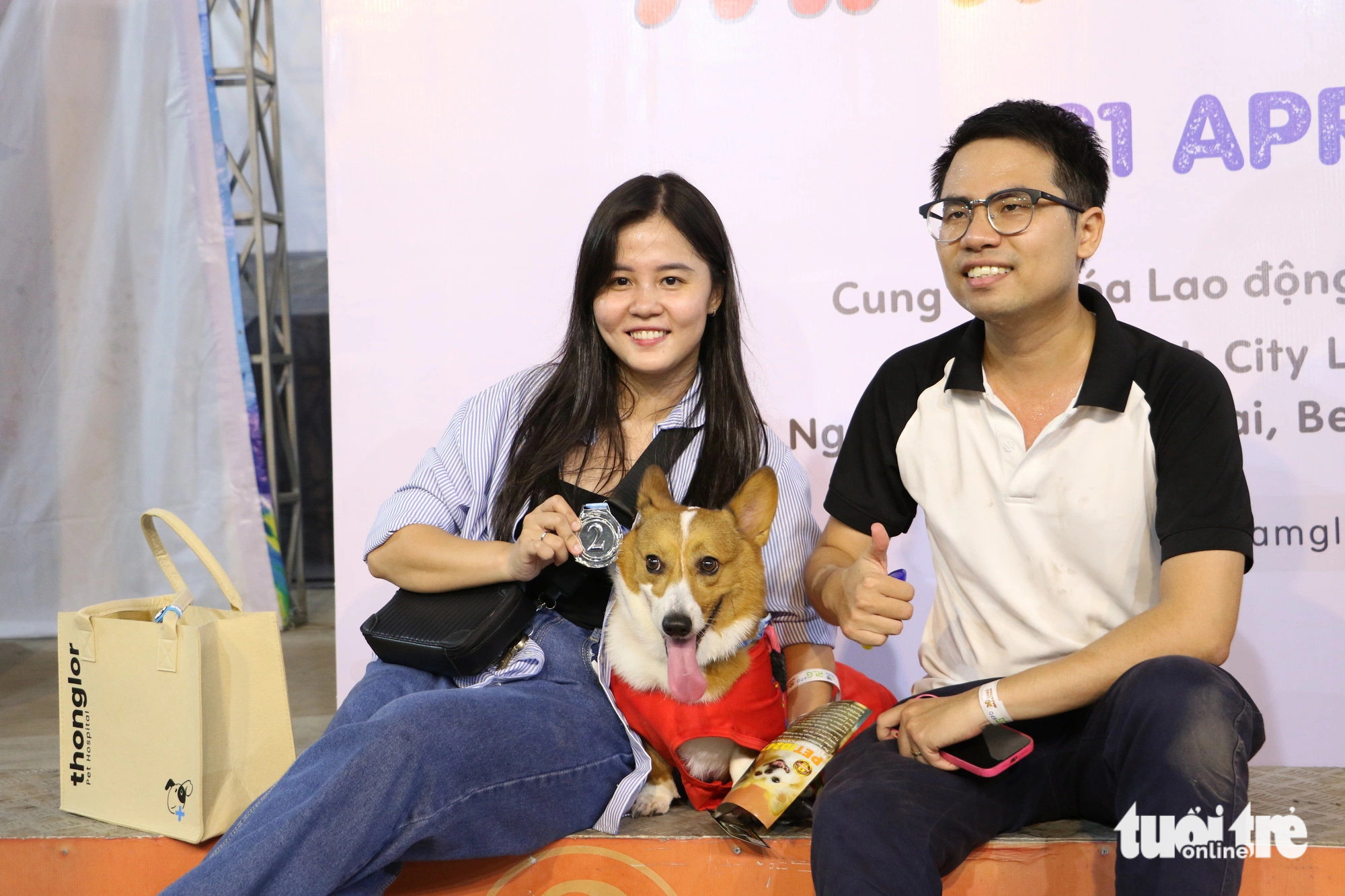 Chị Như và chú chó corgi tên Xúc Xích - Ảnh: BÌNH MINH