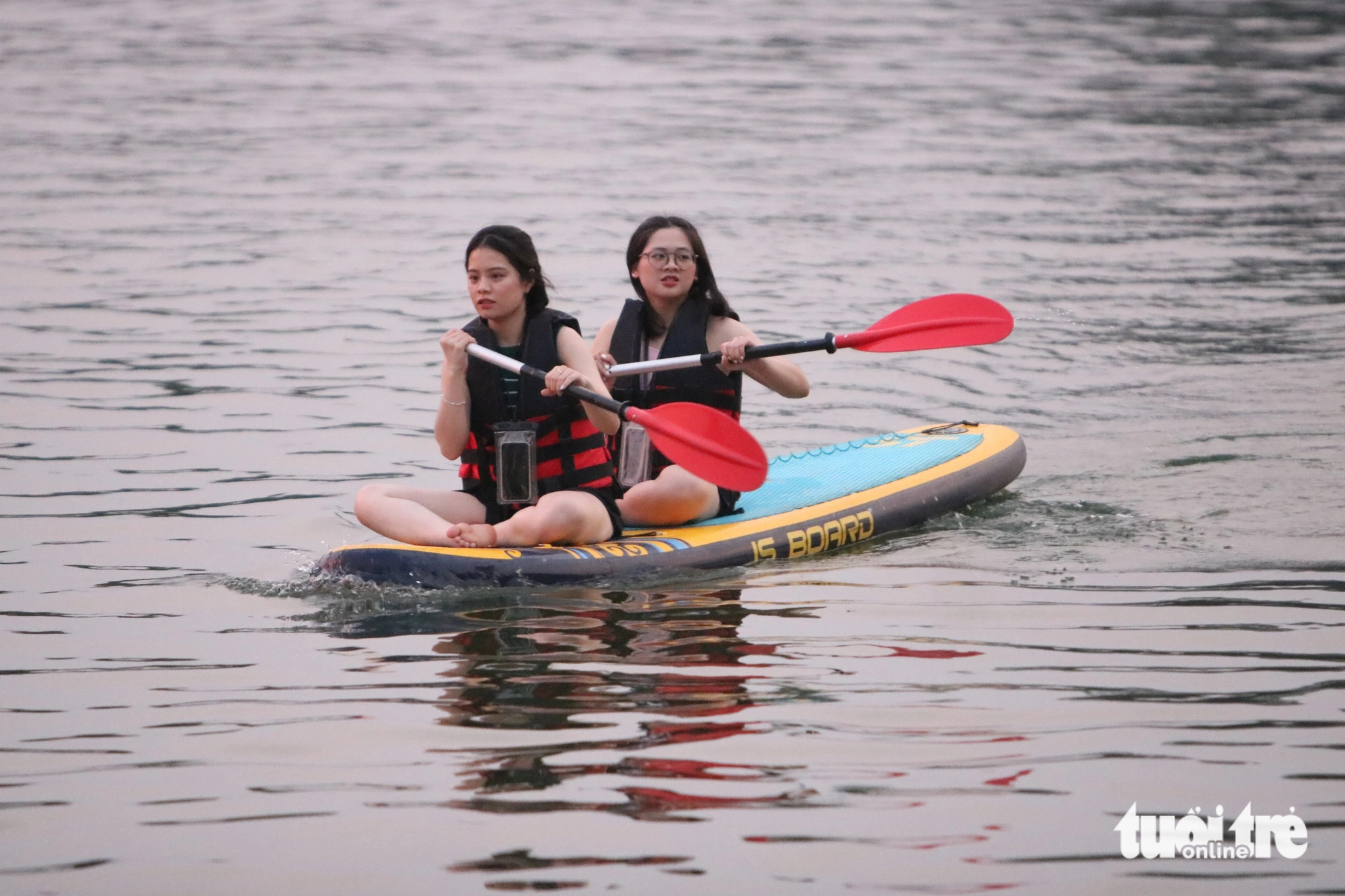 Hãy dừng lại bên sông Hương, xuống bến thuê một chiếc thuyền sup để bơi và tận hưởng làn nước sông Hương mát lạnh - Ảnh: BẢO PHÚ