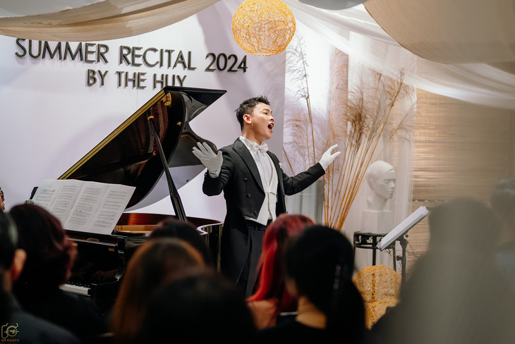 Thế Huy trình diễn trong đêm recital nằm mơ một giấc Trang Chu