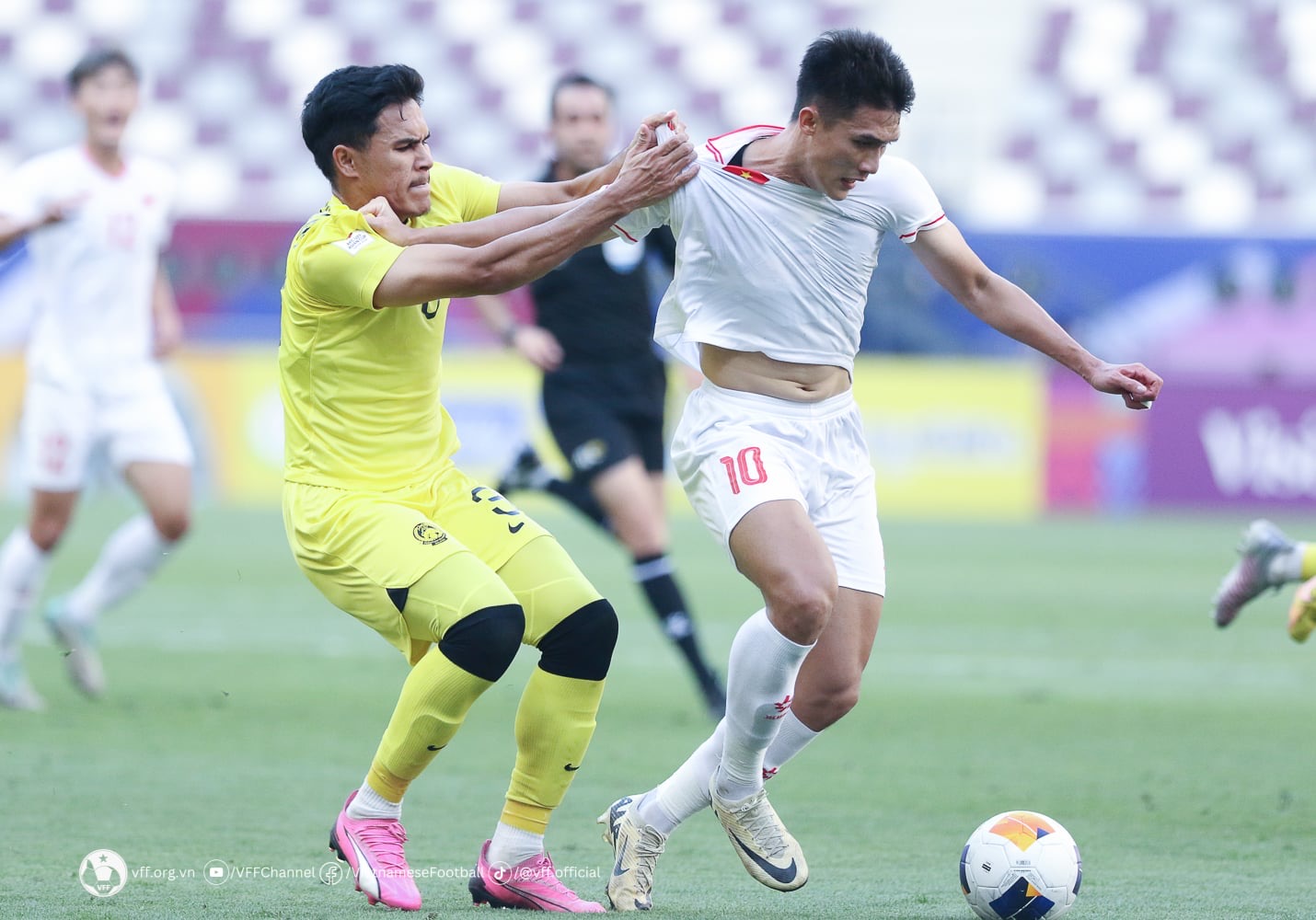 בוי וי האו זורח אבל אל תשכחו את וו נגוין הואנג, קלף מרשים ביותר - תמונה 2. Bùi Vĩ Hào rực sáng nhưng đừng quên Võ Nguyên Hoàng, quân bài cực ấn tượng - Ảnh 2.