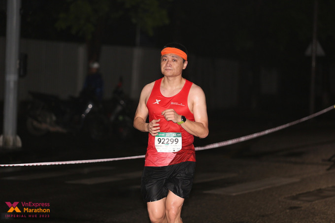 Miao YunChao trên đường chạy 42km ở VnExpress Marathon Imperial Hue 2023. Ảnh: VM