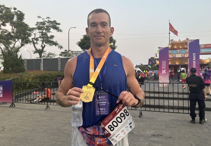 Rustam Bzhekshiev khoe huy chương khi hoàn thành 21km sáng 21/4. Ảnh: Bảo Trân