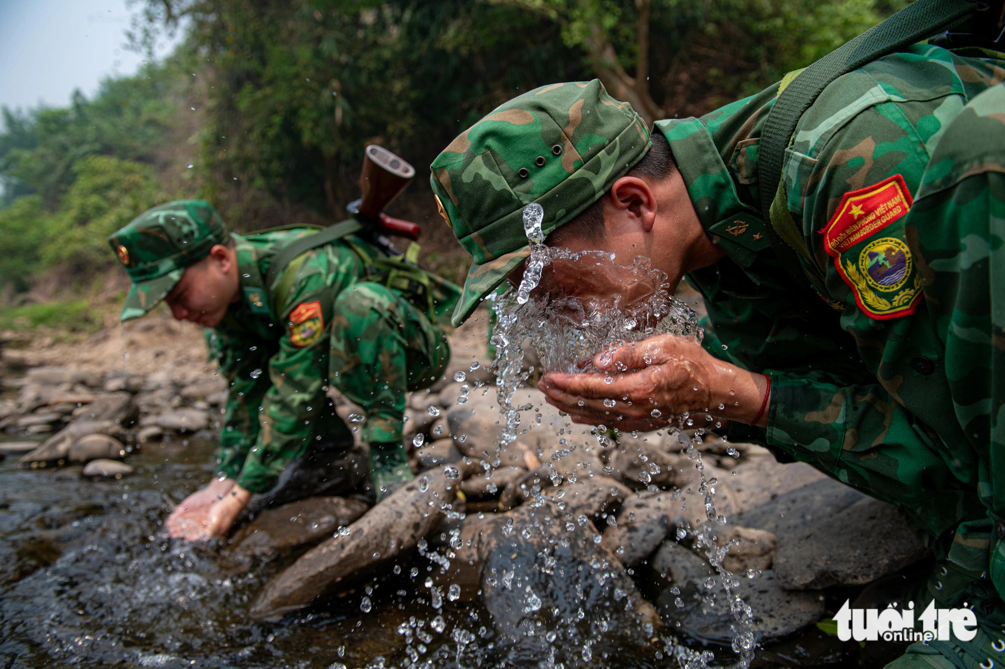 Phút nghỉ ngơi bên bờ suối của các chiến sĩ biên phòng Mường Mươn giữa thời tiết nắng nóng