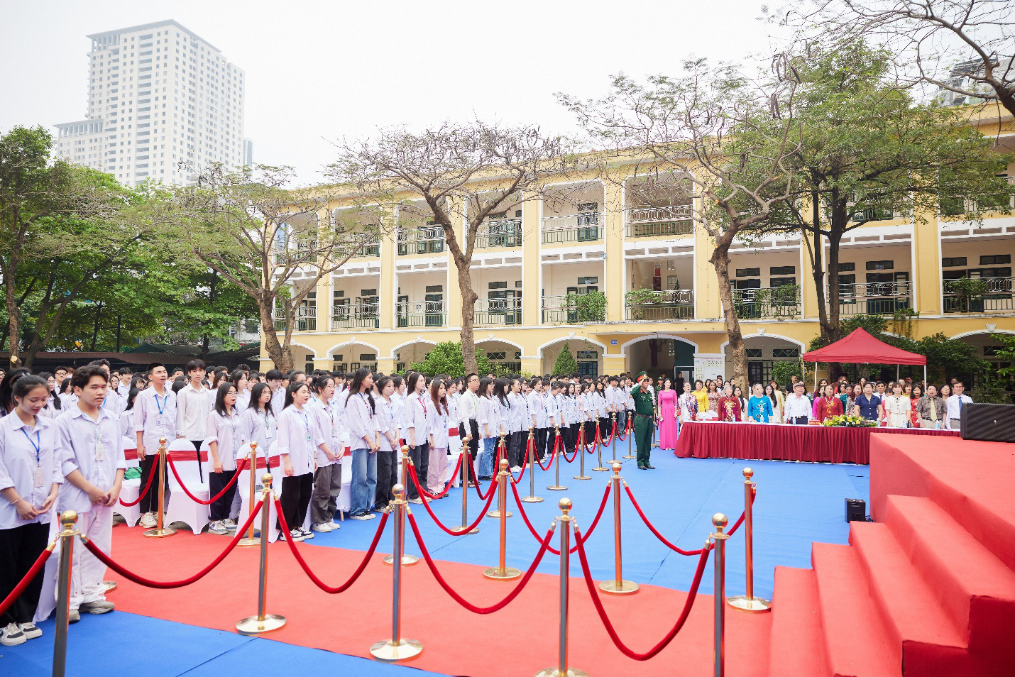 Khung cảnh học sinh và cán bộ, giáo viên toàn Trường THPT Hà Đông tham dự buổi lễ trao học bổng toàn phần du học Canada