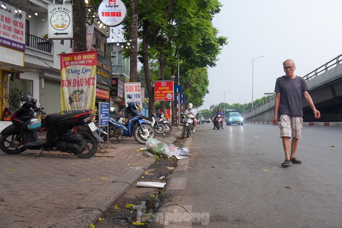 Rác thải sinh hoạt ngổn ngang trên nhiều cây cầu, tuyến phố Hà Nội ảnh 3