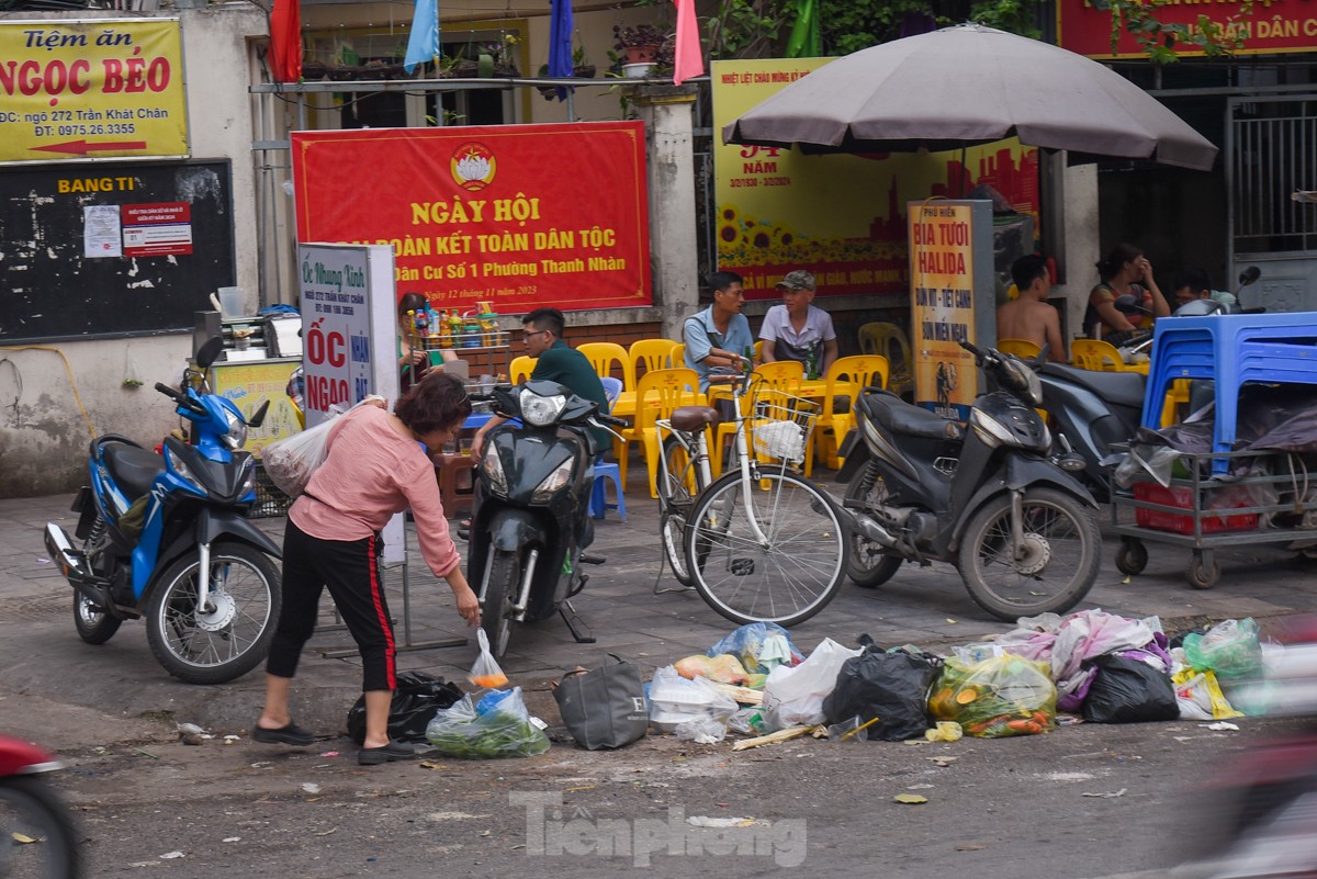 Rác thải sinh hoạt ngổn ngang trên nhiều cây cầu, tuyến phố Hà Nội ảnh 5