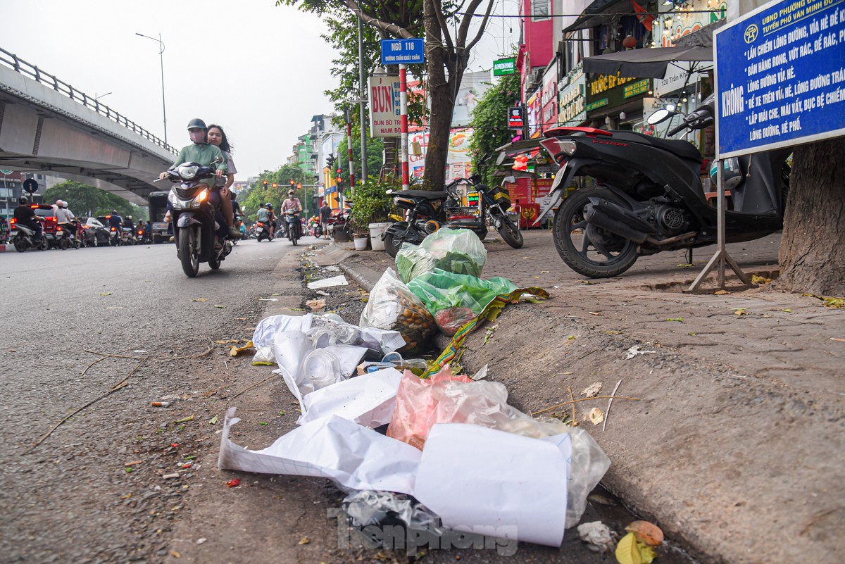 Rác thải sinh hoạt ngổn ngang trên nhiều cây cầu, tuyến phố Hà Nội ảnh 4