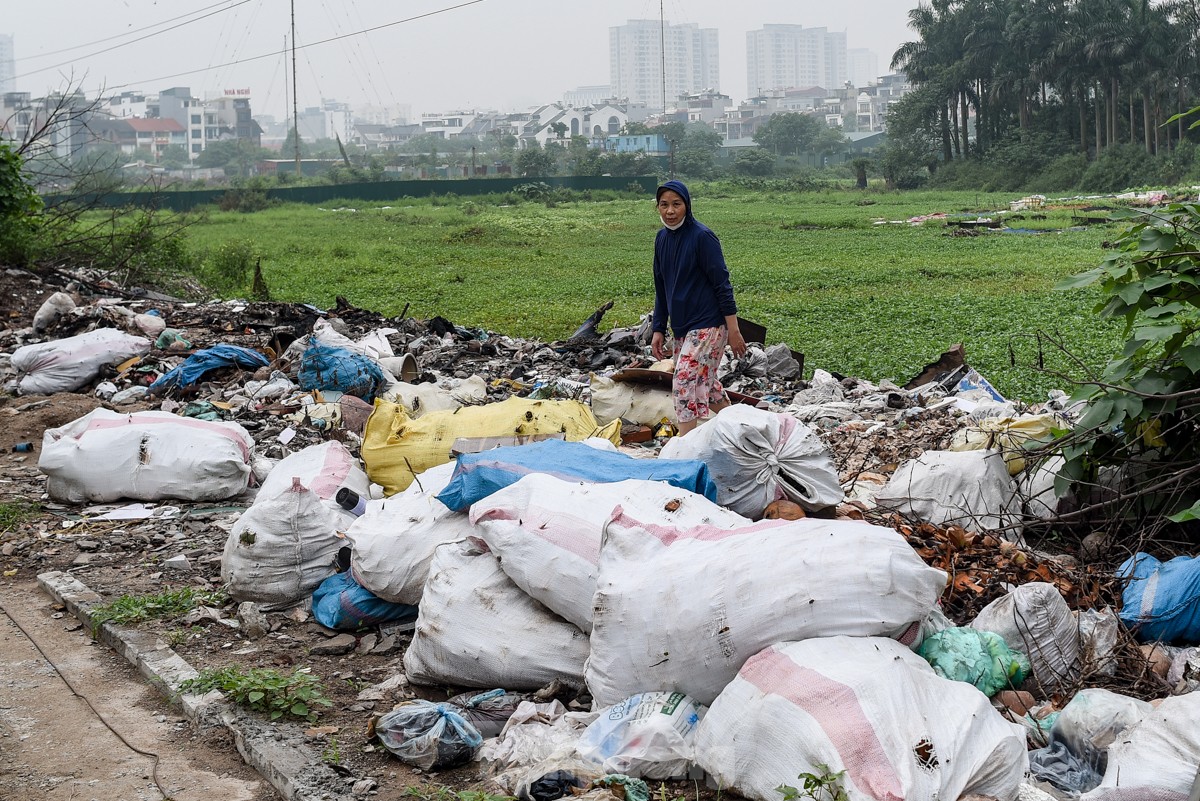 Rác thải sinh hoạt ngổn ngang trên nhiều cây cầu, tuyến phố Hà Nội ảnh 7