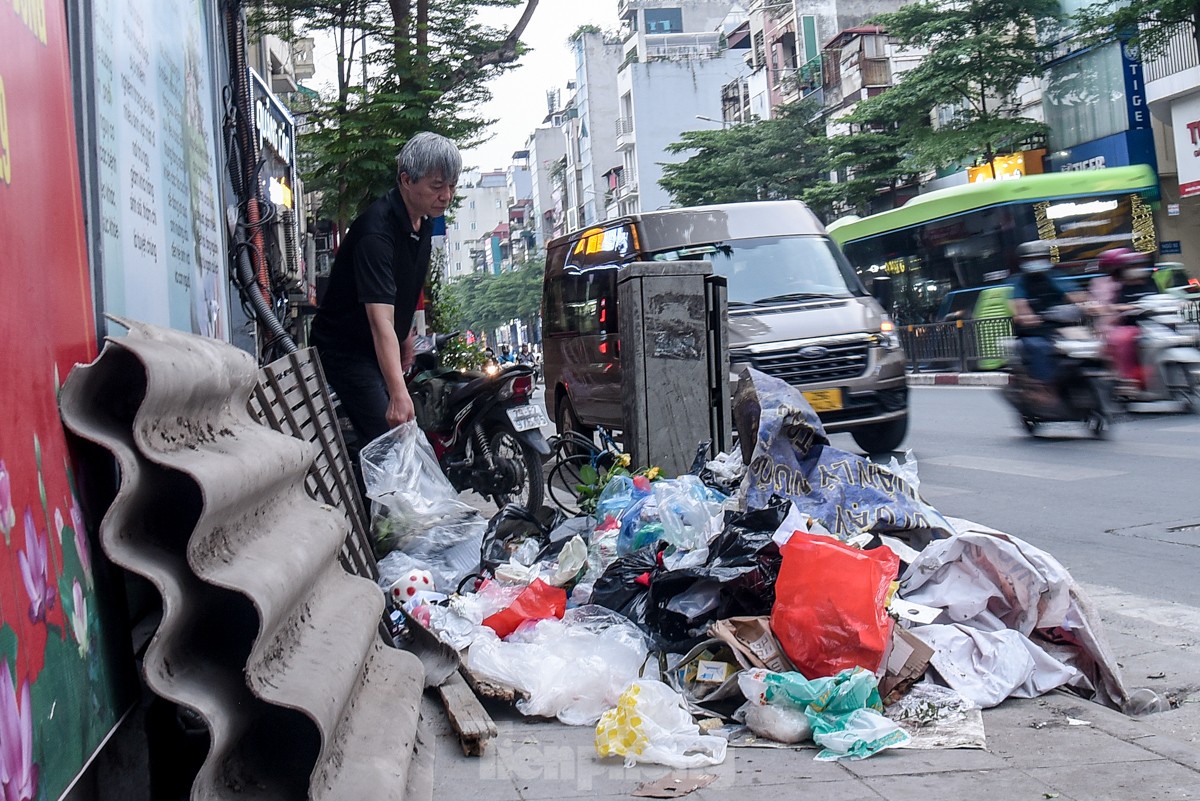 Rác thải sinh hoạt ngổn ngang trên nhiều cây cầu, tuyến phố Hà Nội ảnh 8