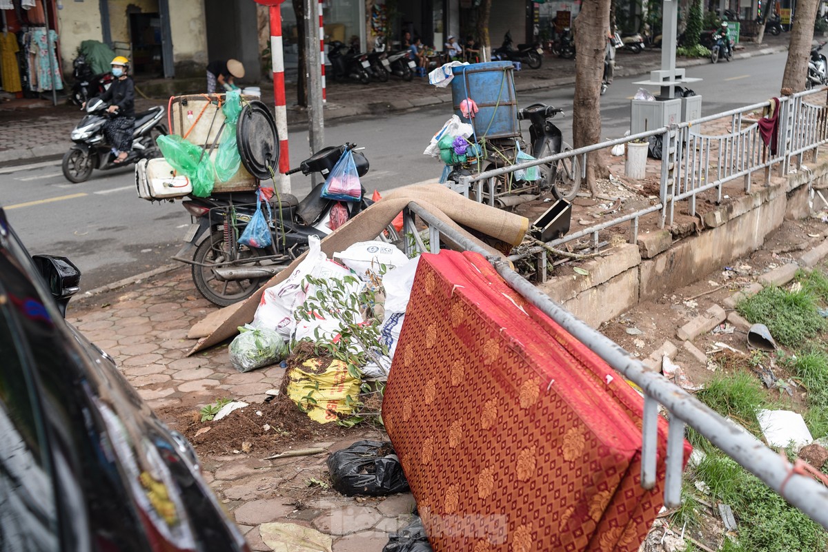 Rác thải sinh hoạt ngổn ngang trên nhiều cây cầu, tuyến phố Hà Nội ảnh 15