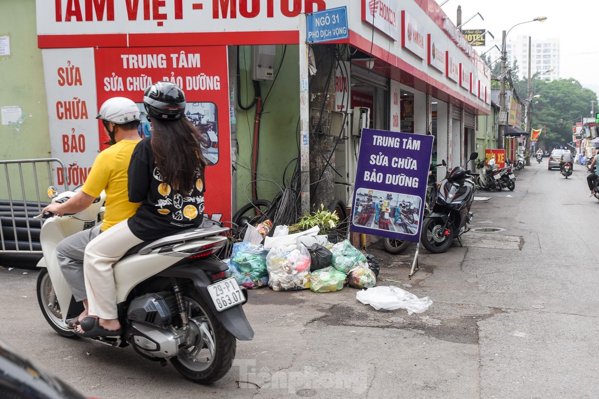 Rác thải sinh hoạt ngổn ngang trên nhiều cây cầu, tuyến phố Hà Nội ảnh 16