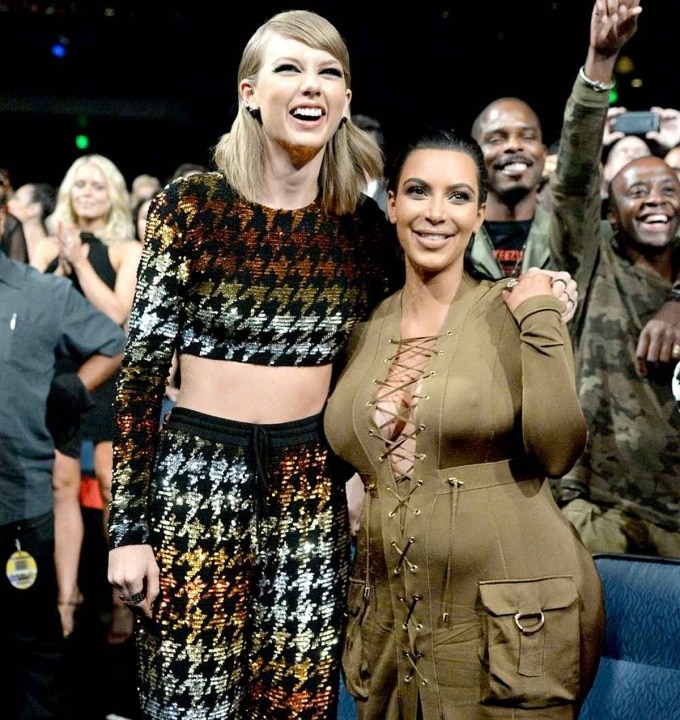 Taylor Swift và Kim Kardashian tại lễ trao giải MTV Video Music Awards 2015. Ảnh: WireImage