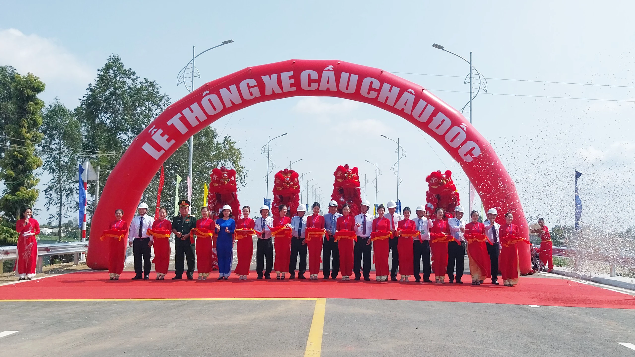 Người dân háo hức trong ngày thông xe cầu Châu Đốc- Ảnh 2.