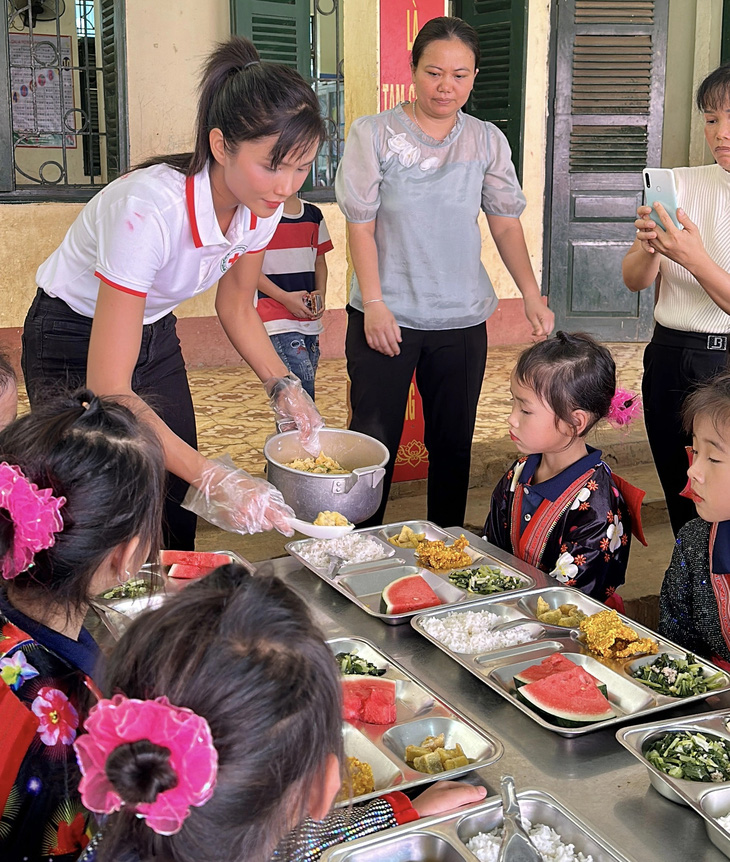 H'Hen Niê phục vụ bữa trưa cho các em nhỏ 