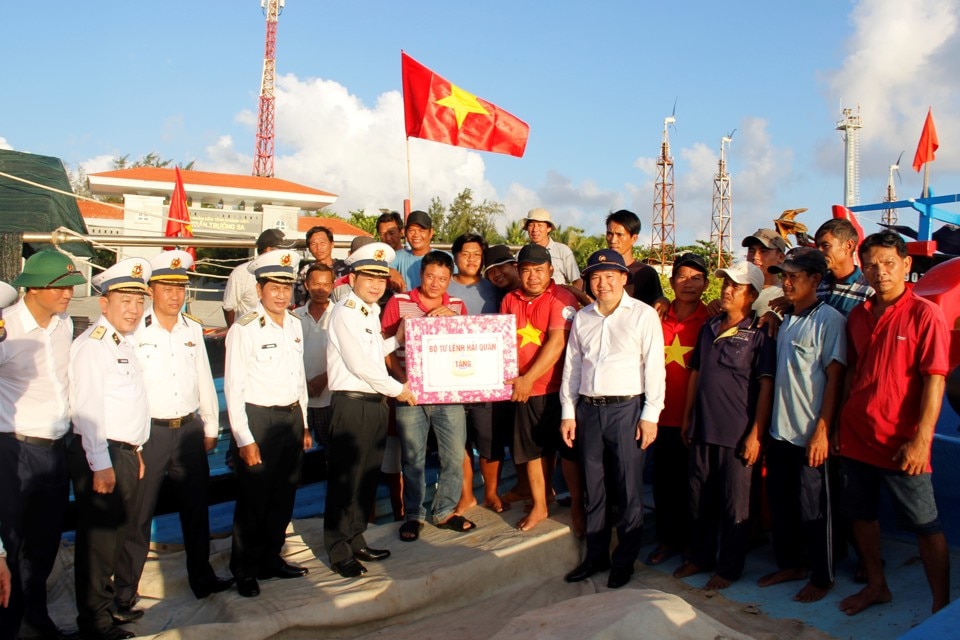 Trung tướng Nguyễn Văn Bổng, B&iacute; thư Đảng ủy, Ch&iacute;nh ủy Qu&acirc;n chủng Hải qu&acirc;n v&agrave; đồng ch&iacute; Hồ Xu&acirc;n Trường, Ph&oacute; B&iacute; thư Đảng ủy Khối Doanh nghiệp Trung ương thăm, tặng qu&agrave;, động vi&ecirc;n b&agrave; con ngư d&acirc;n tại &Acirc;u t&agrave;u đảo Trường Sa lớn. &nbsp;