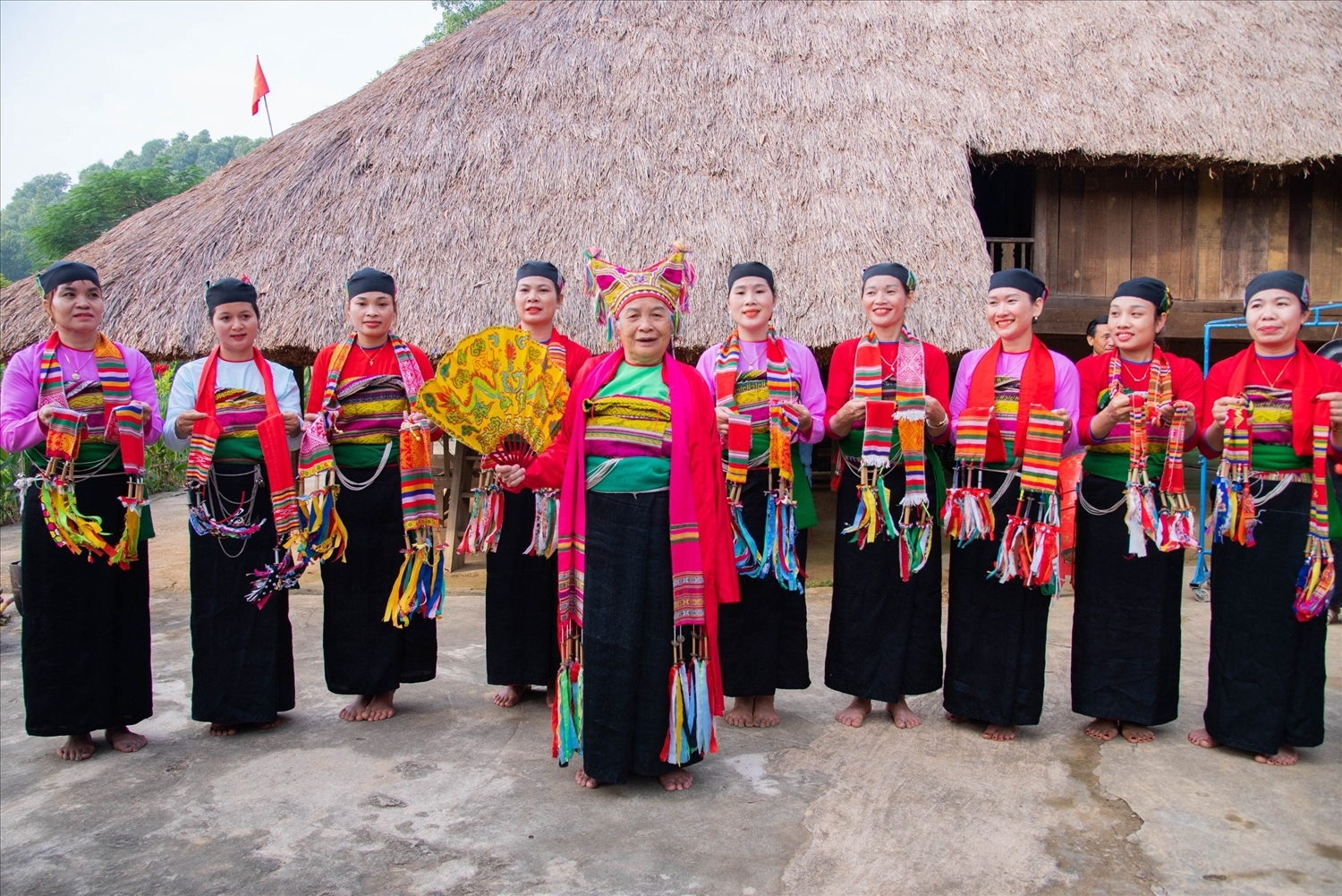 Nghệ nhân Nhân dân Phạm Thị Tắng vẫn luôn miệt mài trong việc truyền dạy các nghi lễ, điệu múa, bài xường... để trò diễn Pồn Pông hòa vào đời sống cộng đồng