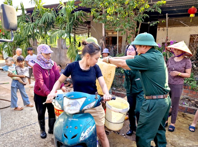 Khô hạn khắc nghiệt, bộ đội đưa nhiều xe nước ngọt đến với người dân ảnh 6