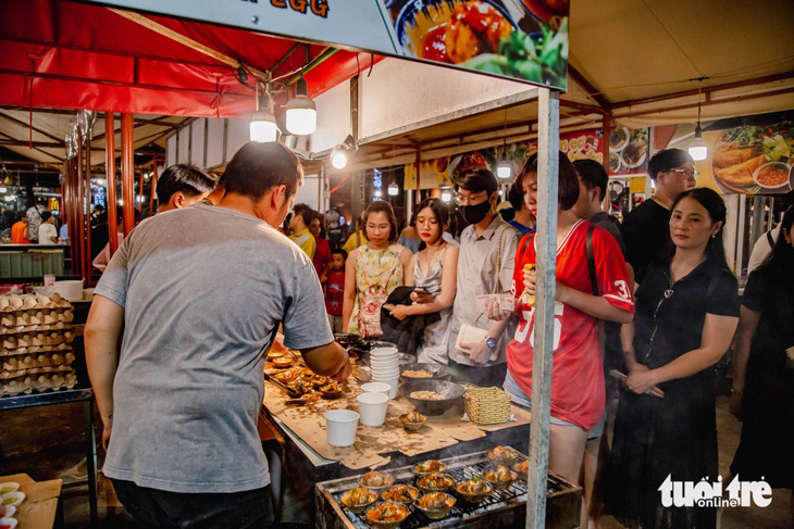 Bác sĩ khuyên du khách tìm hiểu kỹ và chọn hàng quán an toàn vệ sinh thực phẩm - Ảnh: ĐOÀN NHẠN