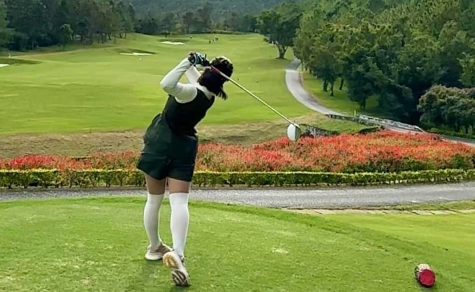 Phương Ly (23 tuổi, ở Cầu Giấy, Hà Nội) chi 3 triệu đồng một tuần chơi golf để chữa lành. Ảnh: Nhân vật cung cấp