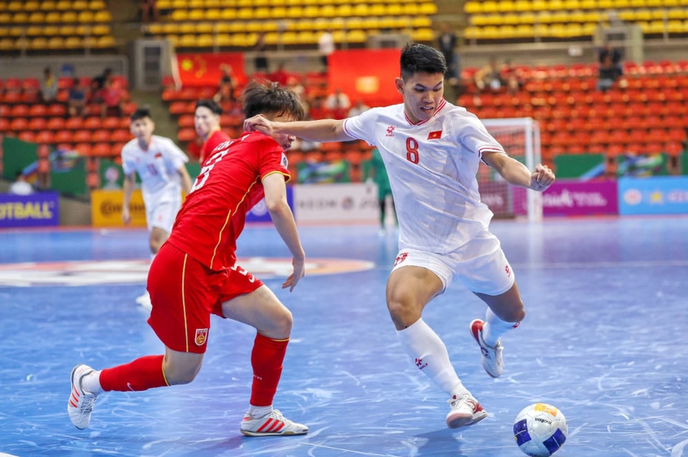 Đội tuyển futsal Việt Nam (phải) rất quyết tâm trong việc tìm suất dự World Cup