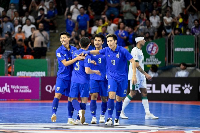 Các tuyển thủ futsal Thái Lan mừng sau khi nâng tỷ số lên 3-2 trong trận đấu Iraq tại Hua Mark, Bangkok tối 24/4. Ảnh: AFC