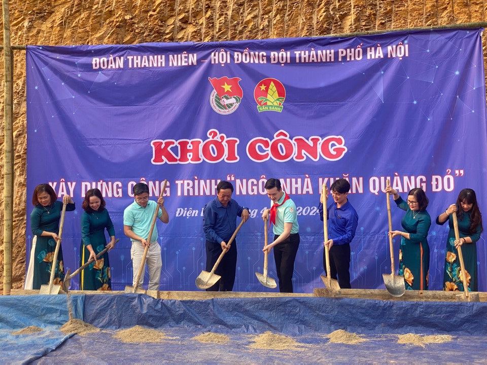 Trong dịp n&agrave;y, Th&agrave;nh đo&agrave;n H&agrave; Nội đ&atilde; trao tặng 3 ng&ocirc;i nh&agrave; Khăn Qu&agrave;ng đỏ - Ảnh: Th&agrave;nh Trung