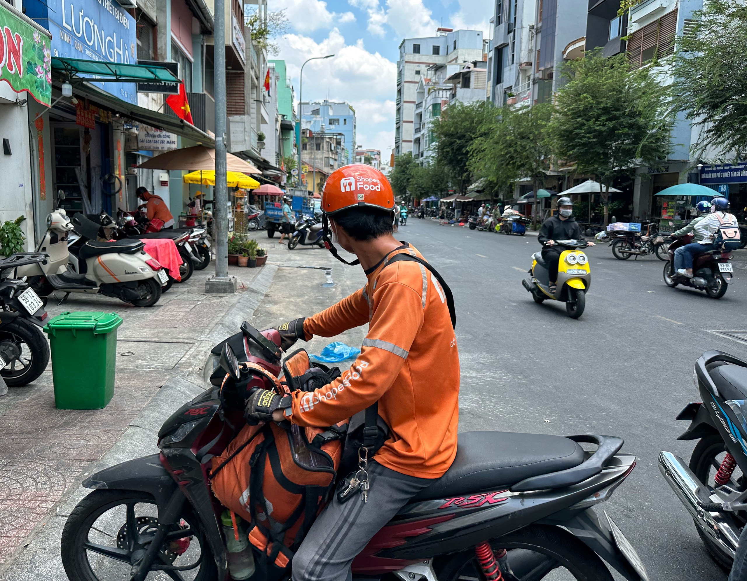 Tranh cãi chuyện quán chay ở TP.HCM để shipper xếp hàng đợi bên ngoài nắng nóng: Chủ quán lên tiếng- Ảnh 4.