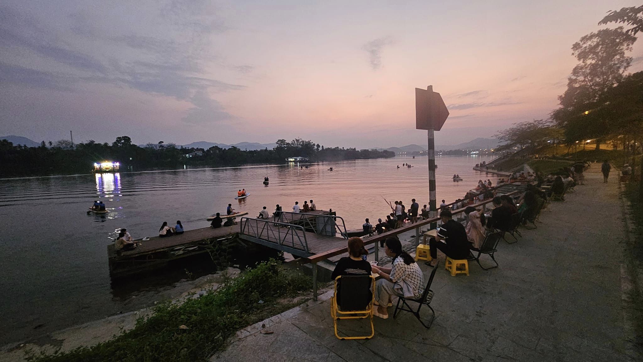 Bí thư Thành ủy Huế giới thiệu món đậu hủ view sông Hương sang chảnh, giá chỉ 10.000 đồng/chén- Ảnh 6.