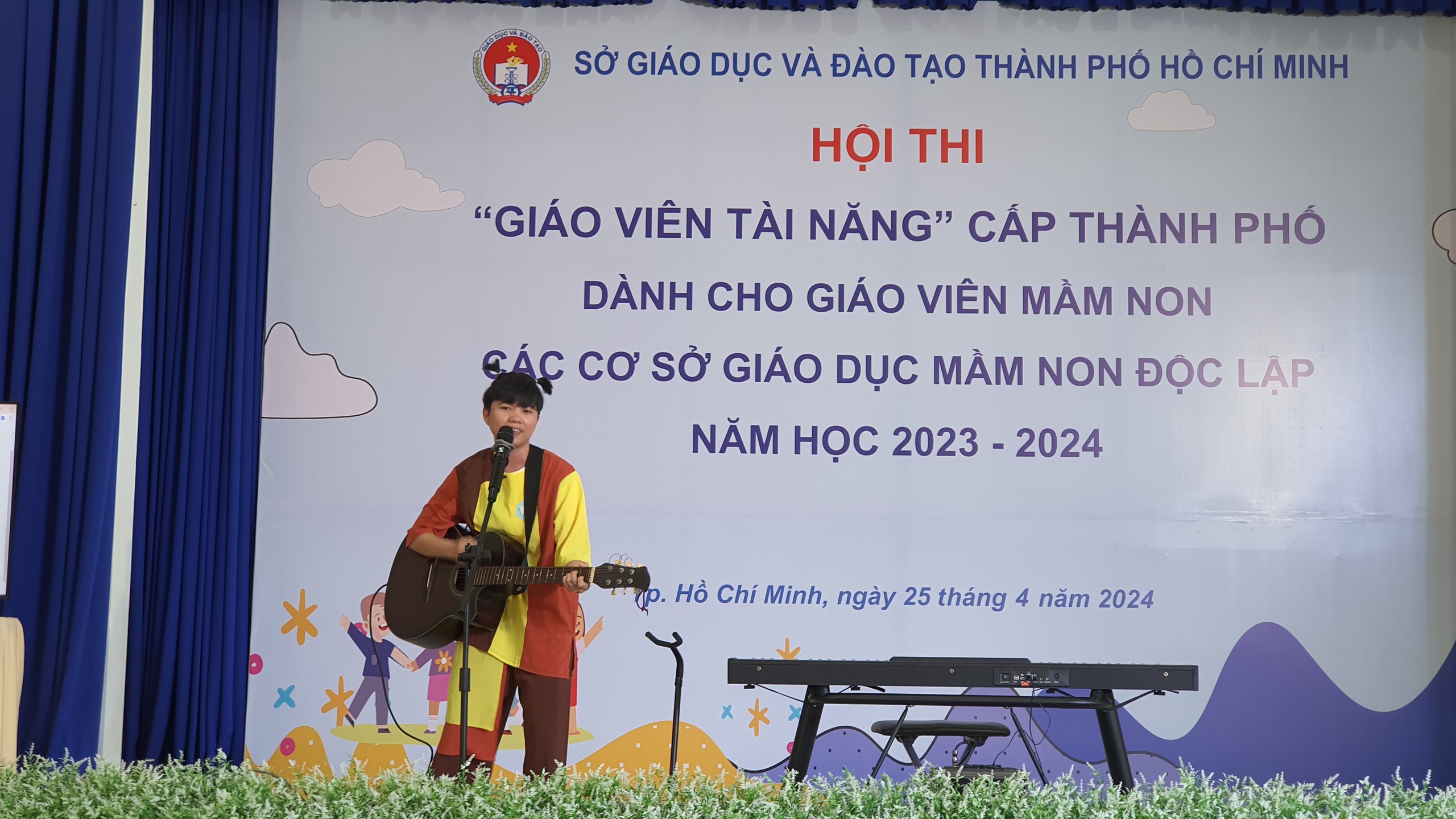 Giáo viên đa tài, chơi được nhiều loại nhạc cụ cùng lúc