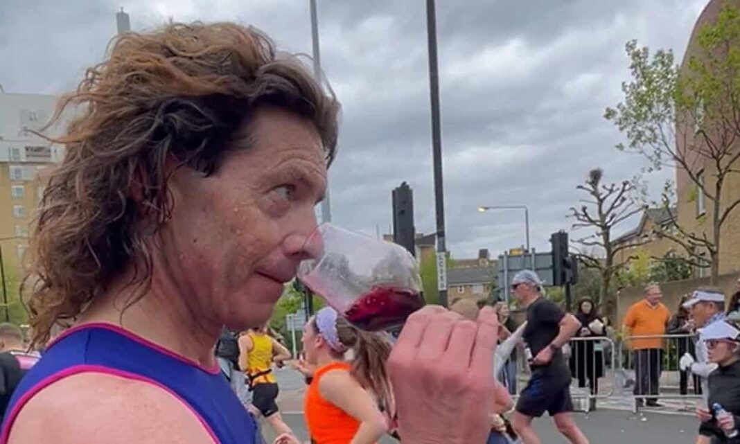 Runner vừa chạy vừa thử rượu đạt sub4:42 tại London Marathon