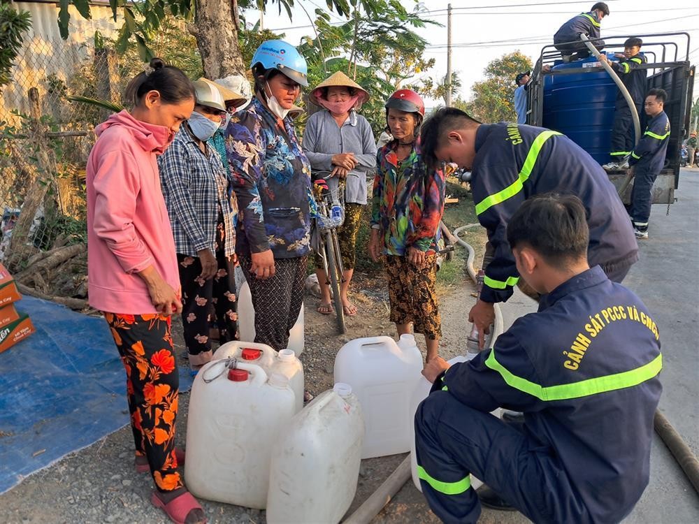 Công an tỉnh Tiền Giang với chương trình “Nghĩa tình ngày hạn mặn”.