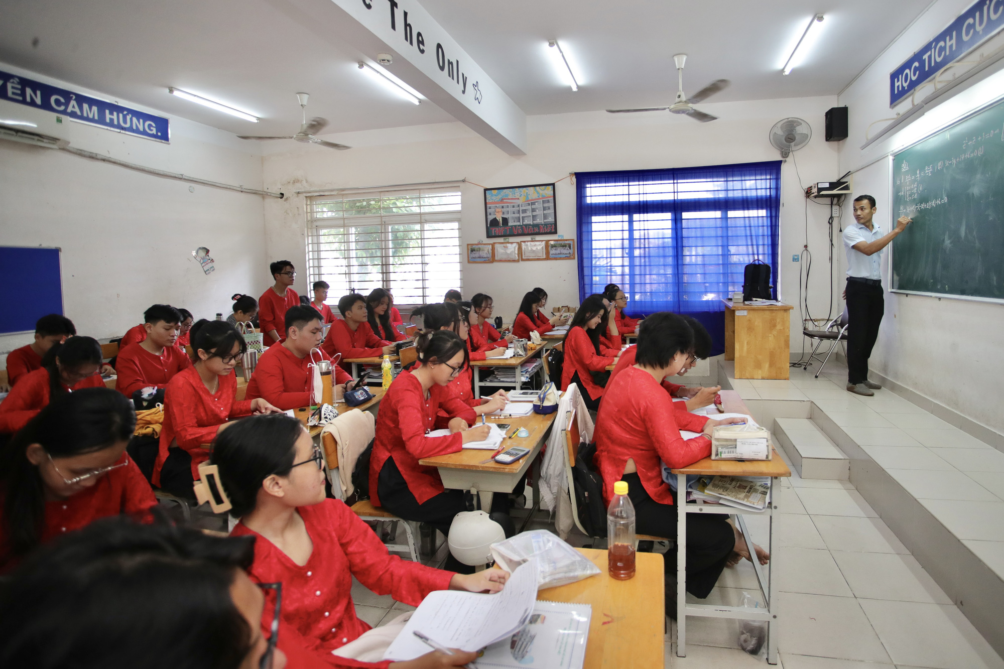 Cả lớp chọn cho mình áo ba ba làm trang phục đến trường trong Ngày thứ năm hạnh phúc - Ảnh: MỸ DUNG