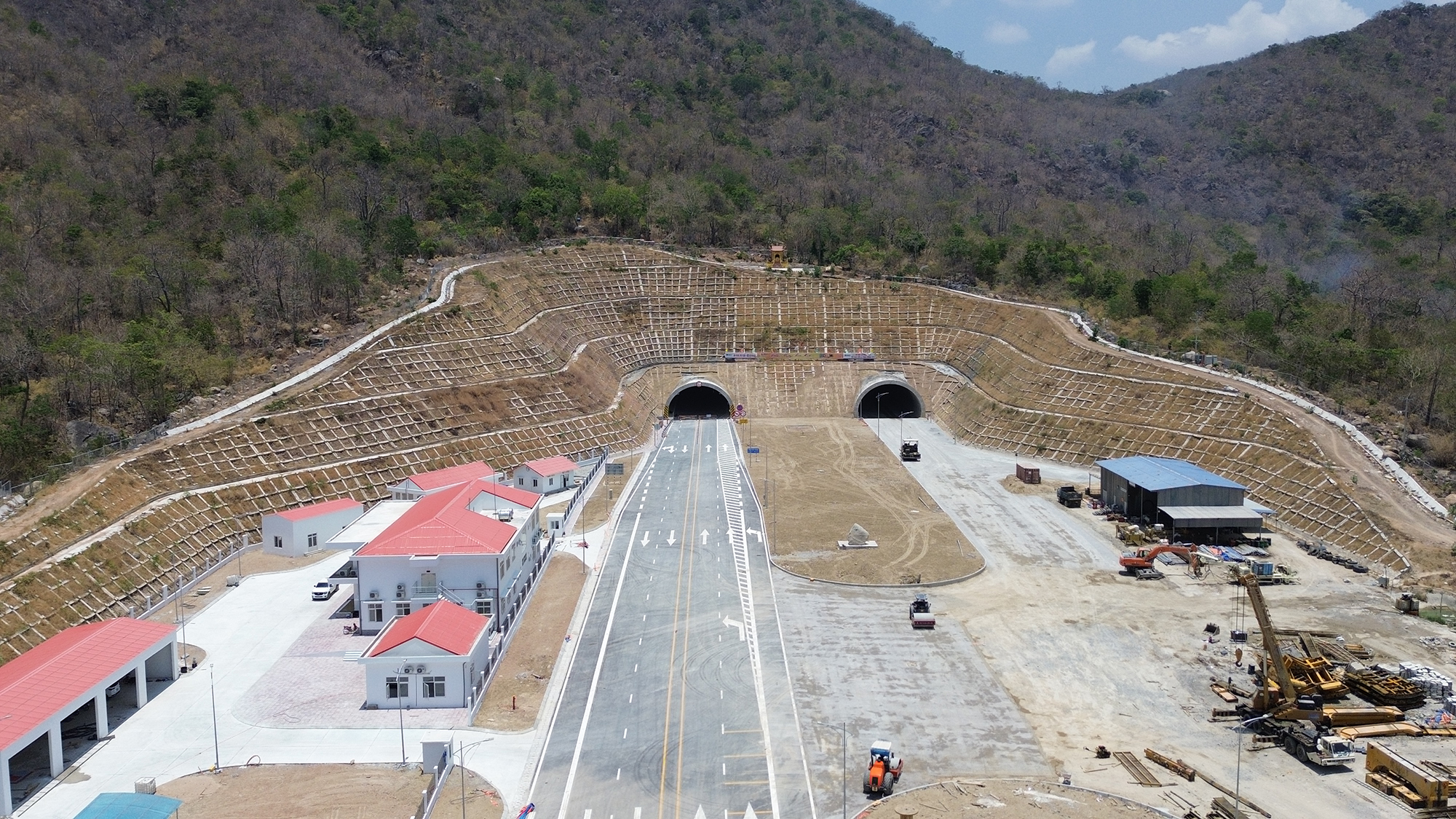 Thông xe cao tốc Diễn Châu-Bãi Vọt, Cam Lâm-Vĩnh Hảo: Hành trình ngắn lại, cơ hội mở ra- Ảnh 6.