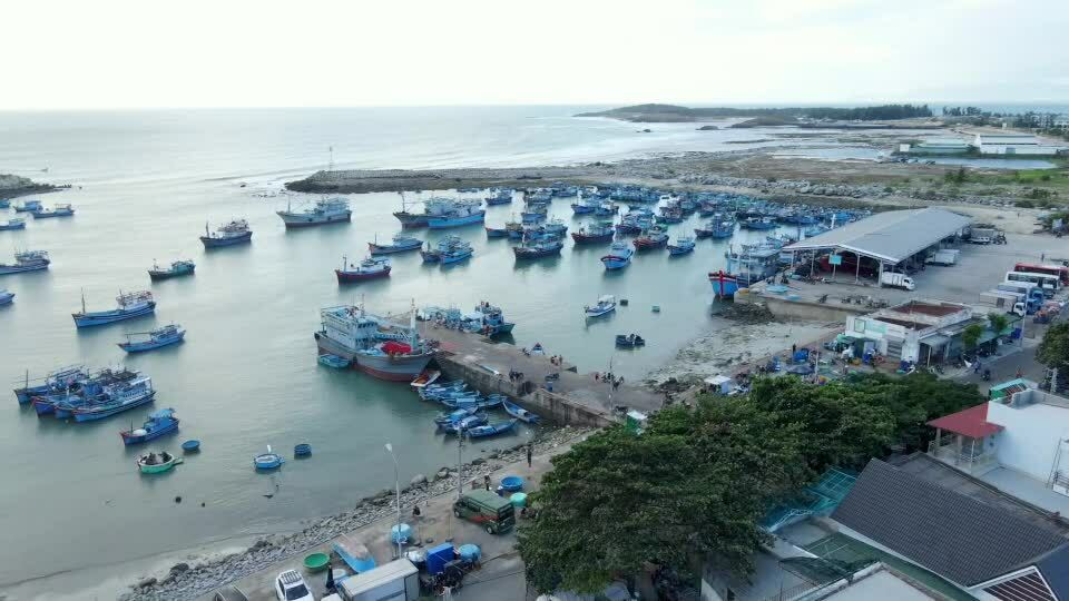 Lý Hải thuê 100 tàu bè quay cảnh bão biển