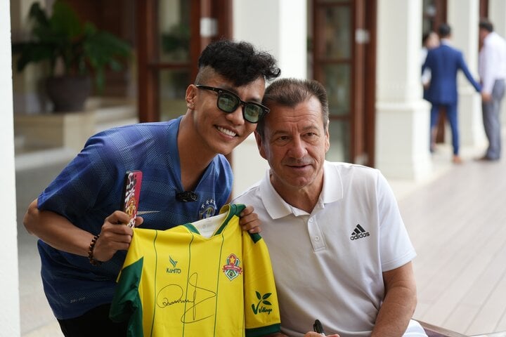 Huyền thoại của bóng đá Brazil Carlos Dunga (áo trắng).