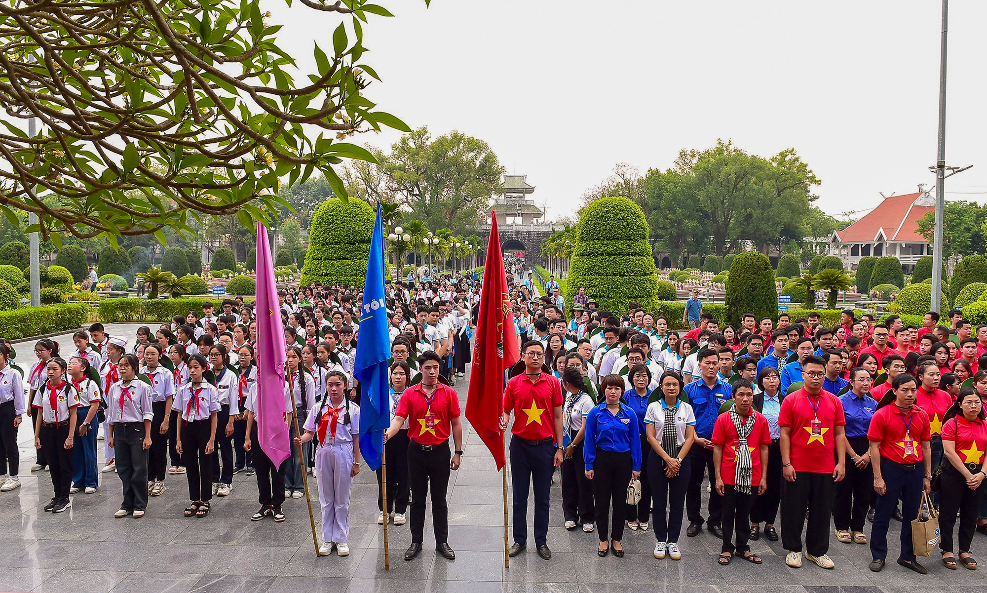 Các bạn trẻ trong hành trình "Điện Biên Phủ - Khát vọng non sông" hội quân tại Nghĩa trang liệt sĩ quốc gia A1 - Ảnh: HÀ QUÂN