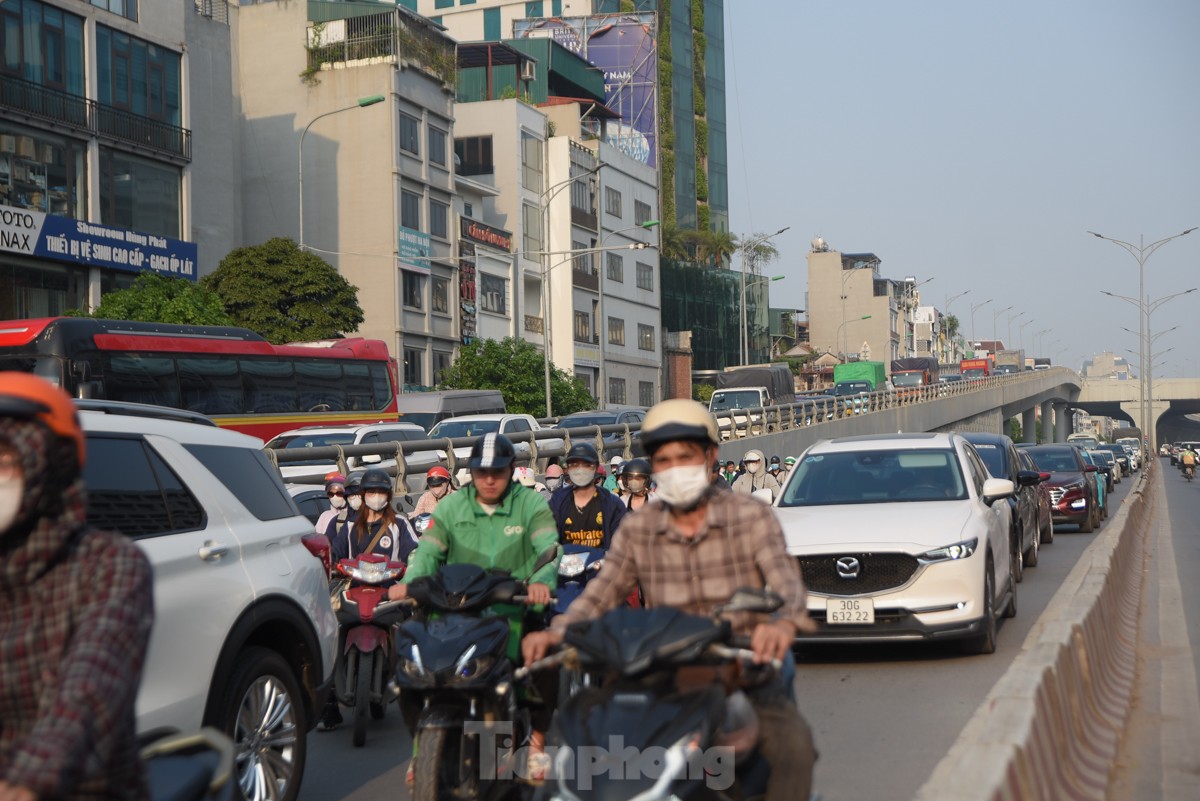 Người dân 'quay cuồng' dưới nắng nóng bắt xe về quê nghỉ lễ 30/4 ảnh 5